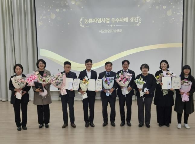 단체사진 : 왼쪽 3번째 문정모 함평군 농업기술센터 소장왼쪽 5번째 권철희 농촌진흥청 농촌지원국장