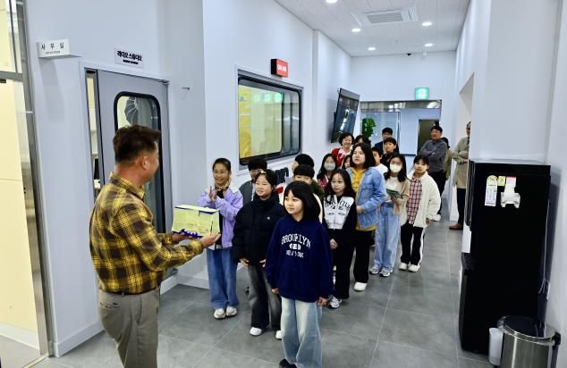 속초미디어센터 견학 중인 초등학교 학생들