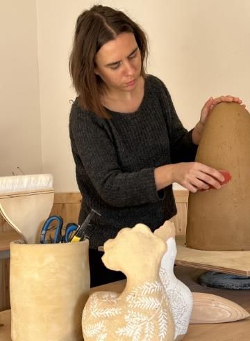 고흥분청문화박물관, 국제 도예 교류의 플랫폼 구축의 첫걸음 (1) - 분청문화박물관 내 세심헌에서 작업 중인 마르티나 무라로