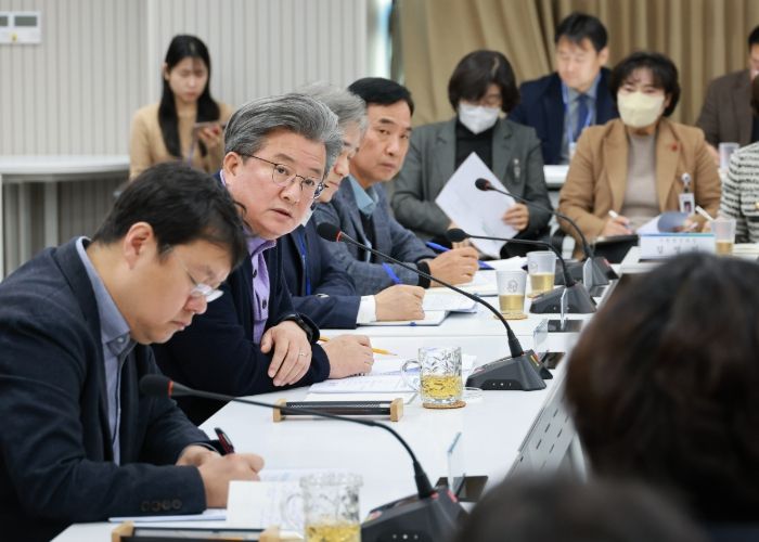 정용래 유성구청장이 3일 오전 확대간부회의를 주재하고 있다