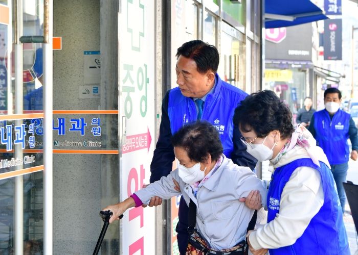 김한종 장성군수가 어르신을 병원까지 모셔다 드리는 '병원 동행 서비스' 일손을 거들고 있다. 장성군 제공