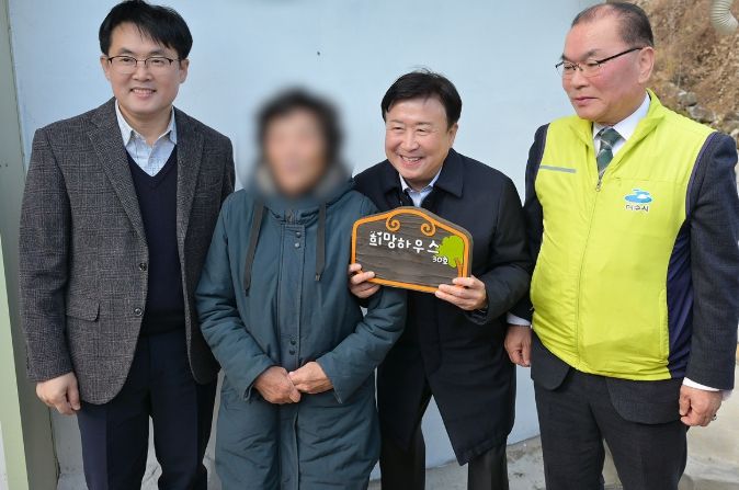 롯데케미칼㈜여수공장(본부장 김성권)과 함께 화양면 독거 어르신을 위한 ‘희망하우스 30호’를 준공하고 지난 3일 현판식을 개최했다.