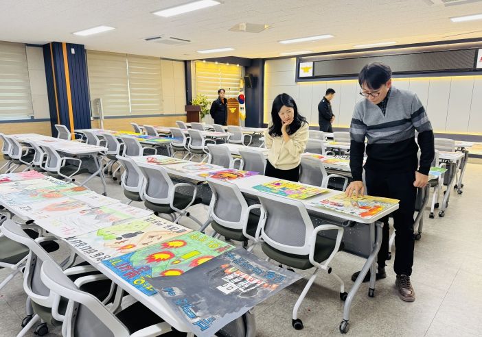 어린이 불조심 포스터 공모전 심사 모습