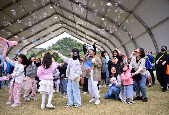 보성군이 30년 만의 ‘인구 순전입’ 전환을 달성하며 인구 지표 전반에서 긍정적인 변화를 만들어내고 있다_사진은 제48회 보성다향대축제 어린이날 행사에서 지역 아동과 학부모들이 참여한 모습.