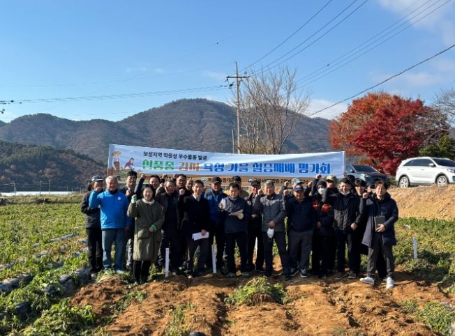 보성군이 지난 4일 득량면 비봉리에서 ‘2025년 신품종 감자 육성 가을 실증 재배 평가회’를 개최했다. 사진은 평가회 참여자들의 기념 단체 사진