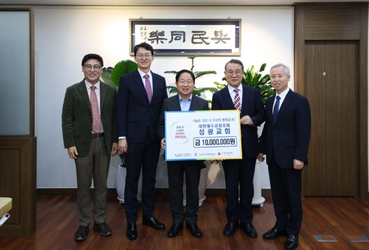 (왼쪽부터) 이성향 당서기, 고석창 후임목사, 주광덕 시장, 김희수 담임목사, 인민환 선임장로