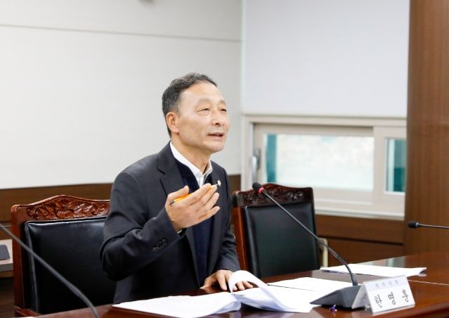 한명훈 의원이 지난달 25일 제300회 제2차 정례회 도시환경위원회에서 자신이 대표 발의한‘안산시 가로등 및 보안등 설치·관리 조례안’에 대해 설명하고 있다.