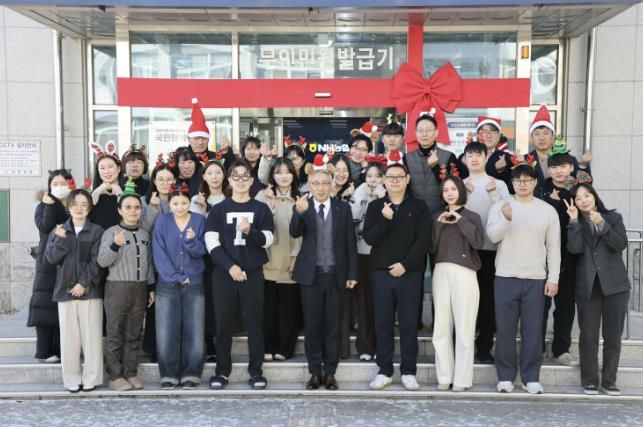 보은군, 대형 리본과 산타모자… 민원실이 크리스마스 선물로 변신! 연말 분위기 가득한 '감성 행정서비스'