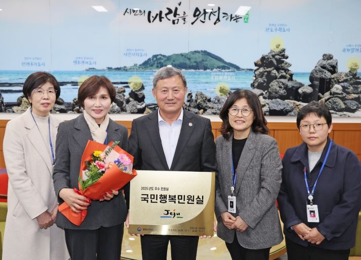 ‘국민행복민원실’ 현판 전달 기념식