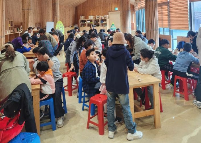 붉은오름 목재문화체험장 ‘크리스마스 트리 만들기’ 특별 목공 체험 프로그램