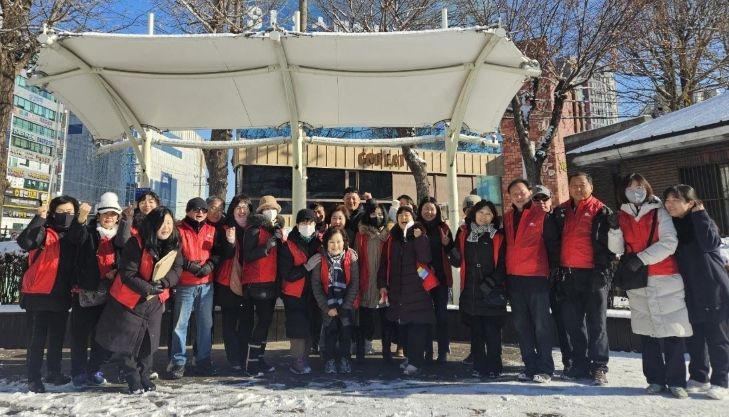 구리시 수택1동 통장협의회, 겨울철에도 멈추지 않는 ‘자체 클린구리의 날’ 제설 작업과 환경정화 활동 실시