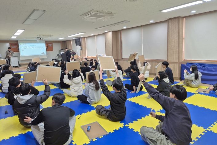 광산구가 8일 월곡중학교 3학년 학생들을 대상으로 ‘도전! 청소년 인권 골든벨’ 행사를 개치했다.