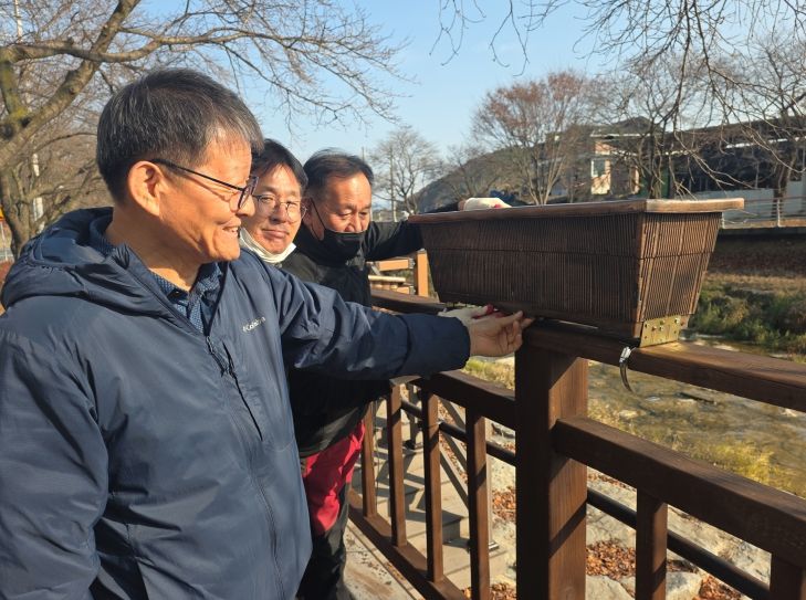 금산천·금천대교 꽃길화분 안전난간대 상부 이동 설치 테스트 모습