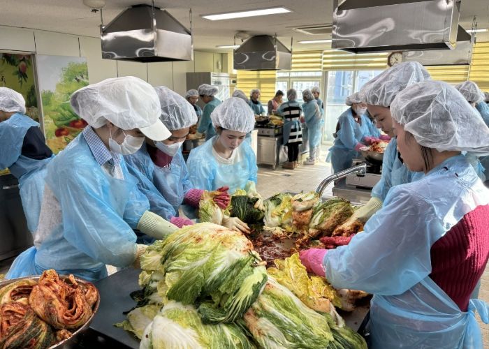진주시가족센터, ‘맛있는 김장 체험’ 눈길