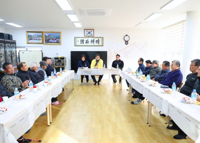 진병영 함양군수는 지난 12월 8일 안의면, 10일 지곡면을 방문해 겨울철 한파에 대비한 주민 안전 상황을 점검하고 마을 현안을 청취하는 등 ‘찾아가는 마을 간담회’를 진행했다.