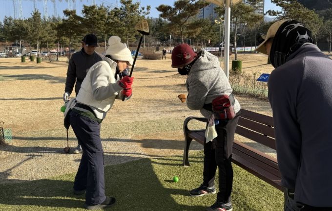 실업팀 선수단, 군민 300여명 대상 5일 간 파크골프 레슨