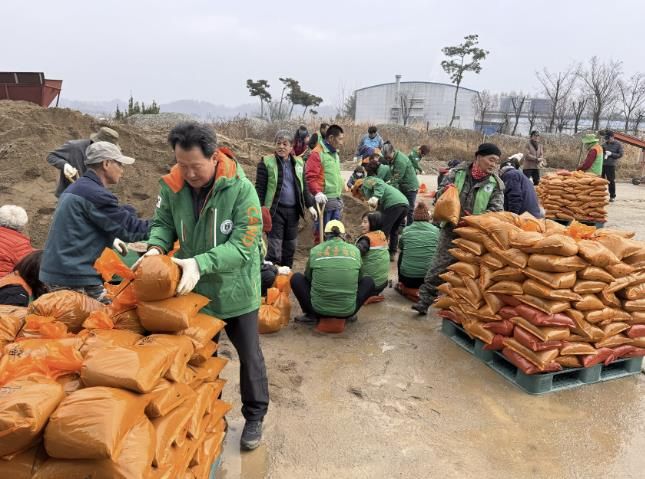 문경시 자율방재단, 폭설 대비 모래주머니 제작
