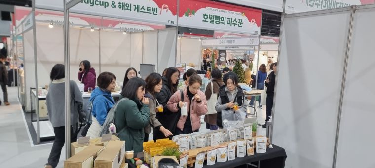 관람객들이 한부각을 시식하고 있다