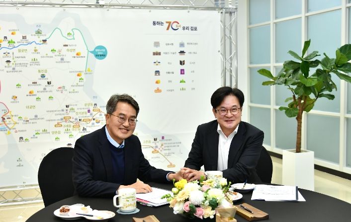 김병수 김포시장은 지난달 3일 김동연 경기도지사를 만나 김포골드라인 등 김포교통현안에 대해 적극 건의했다.