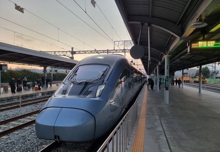 영천역에 정차한 KTX-이음 열차 사진