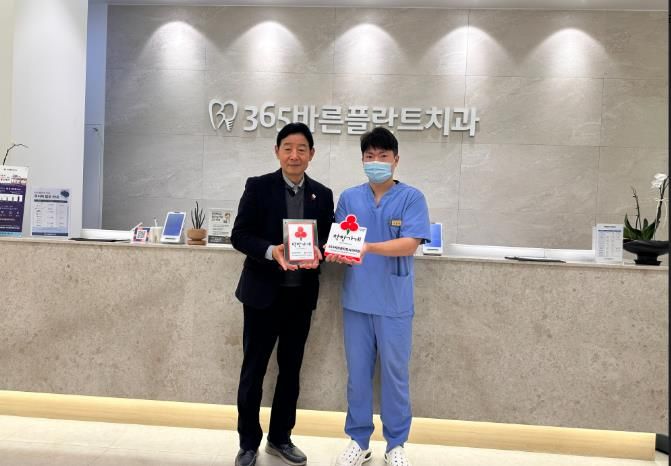 (사진설명)착한가게 256호점 현판 전달 장면