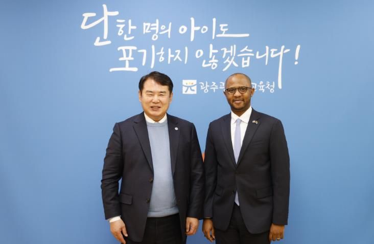 이정선 광주시교육감이 15일 교육감실에서 탄자니아대사관 토골라니 에드리스 마부라(Togolani Edriss Mavura) 대사과 만나 교육기관 협력 방안을 논의한 후 기념사진을 촬영하고 있다.