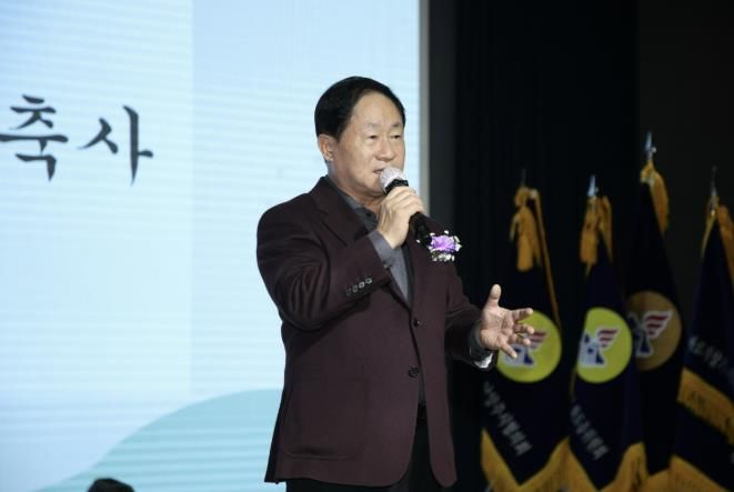 주광덕 시장이 바르게살기운동 남양주시협의회 회원대회에서 축사를 전하고 있다.