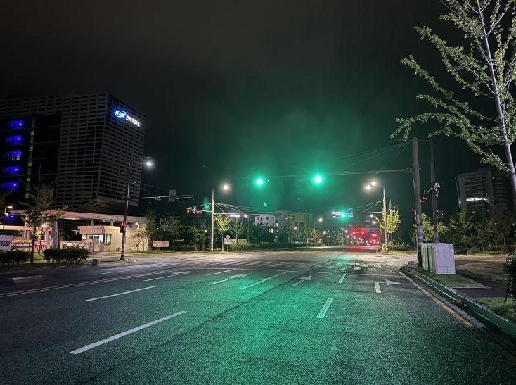 전력거래소 정문 교차로 LED 투광등 설치 모습.