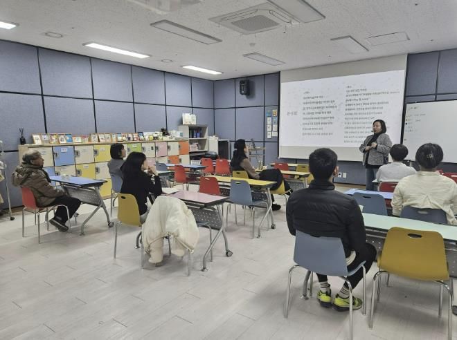 ‘현명한 부모의 미디어 지도법 특강‘를 수강중인 학부모