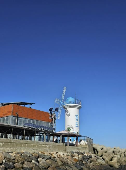 풍도관광안내센터와 풍도등대 전경