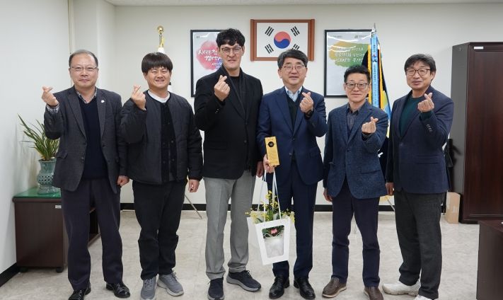 신광호 천안도시공사장이 익선원으로부터 감사패를 전달받고 있다.