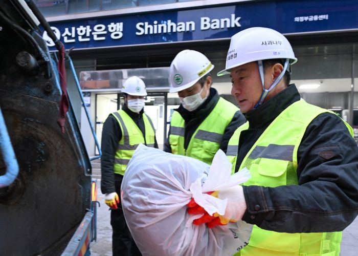 김동근 시장이 12월 23일 환경미화원들과 함께 생활쓰레기를 수거하고 있다.