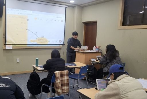 학생들이 교실에서 생성형 AI를 활용하여 영상과 음악을 제작하고 있다. / 사진제공 = 인천항만공사