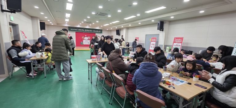 어린이들이 체험을 하고 있다.