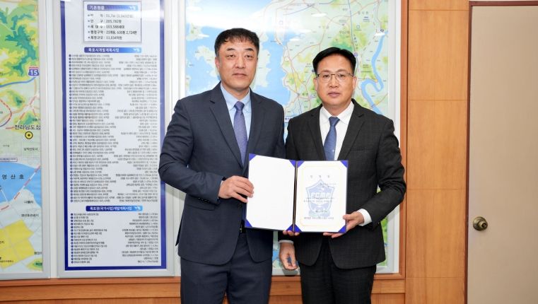 임명장 수여식(23일) - 최영근 감독(좌), 조석훈 FC목포 구단주(우)