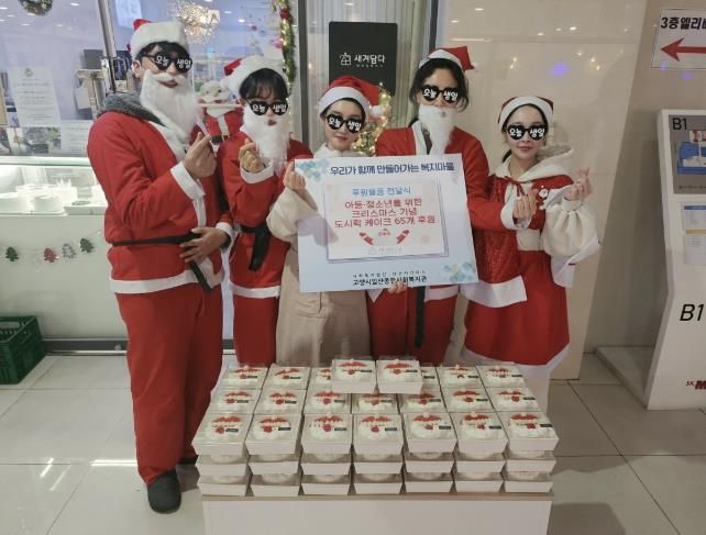 ‘새겨담다’ 케이크 전달식 기념촬영