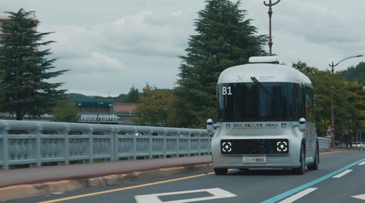 2025 APEC 정상회의 기간 중 경주시 보문관광단지 일원에서 자율주행 셔틀버스가 ITS 기반 교통체계 속에서 운행되고 있다.
