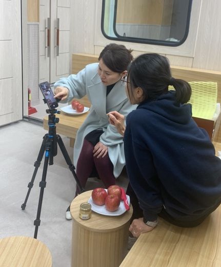 내 손안의 스튜디오! 숏폼&라이브커머스 A to Z’ 교육중 실제 송출 연습을 하고 있다.