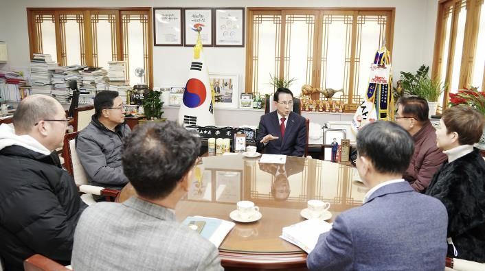 지난 26일 시청 시장실에서 진행된 법인택시 회사와의 면담 장면