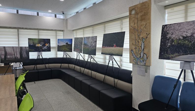 「작은 갤러리, 큰 감동–화개면 직원 그림·사진展」