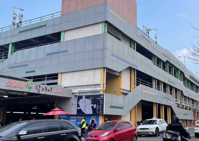 제주시민속오일시장 부설주차장