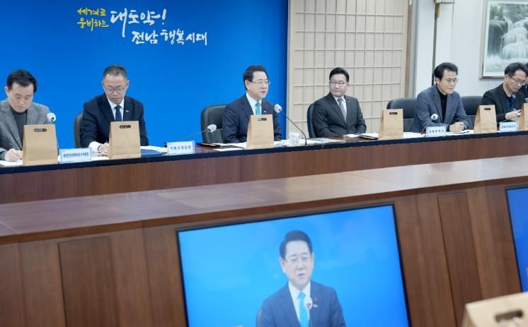 실국장 정책회의 사진-김영록 전라남도지사가 30일 도청 서재필실에서 실국장 정책회의를 주재하고 도정 현안에 대해 논의하고 있다.
