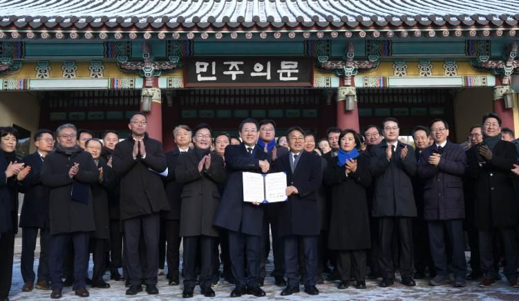 전남·광주 행정통합 선언문 발표 사진 -김영록 전라남도지사와 강기정 광주광역시장이 2일 광주 5·18민주묘지에서 참배를 마친 뒤 민주의 문 앞에서 ‘전남·광주 행정통합 선언문’을 발표하고 있다.