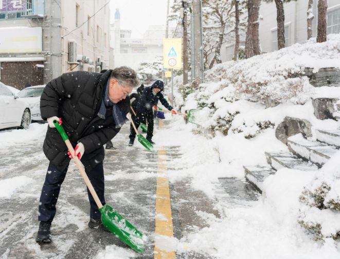 영광군 직원들과 함께“눈 치우기” 나서
