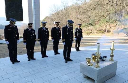 <천안인의 상 참배 사진>