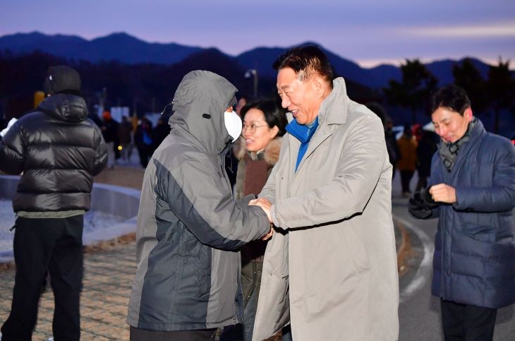 김한종 장성군수가 1일 장성호 제방 해맞이 행사에서 군민들과 새해 인사를 나누고 있다.
