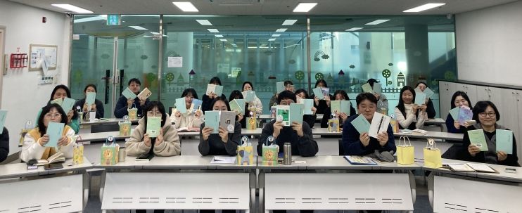 청주복지재단, 책으로 여는 시무식 진행