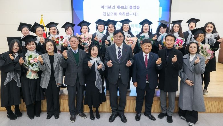 박창호 의원(앞줄 우측 세 번째)과 인천여고부설방송통신고등학교 졸업생들이 함께 단체 사진 촬영을 하고 있다.