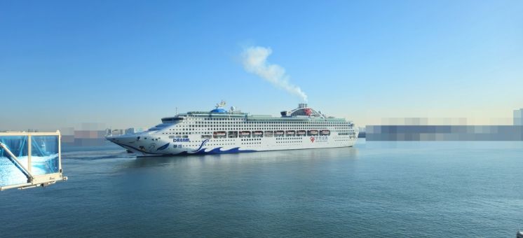 인천항 크루즈 터미널에 “천진동방국제크루즈(Tianjin Orient International Cruises)사의 ‘드림(Dream)’호가 입항하고 있다