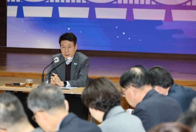 포항시는 6일 이강덕 시장 주재로 시청 대회의실에서 확대간부회의를 개최했다.